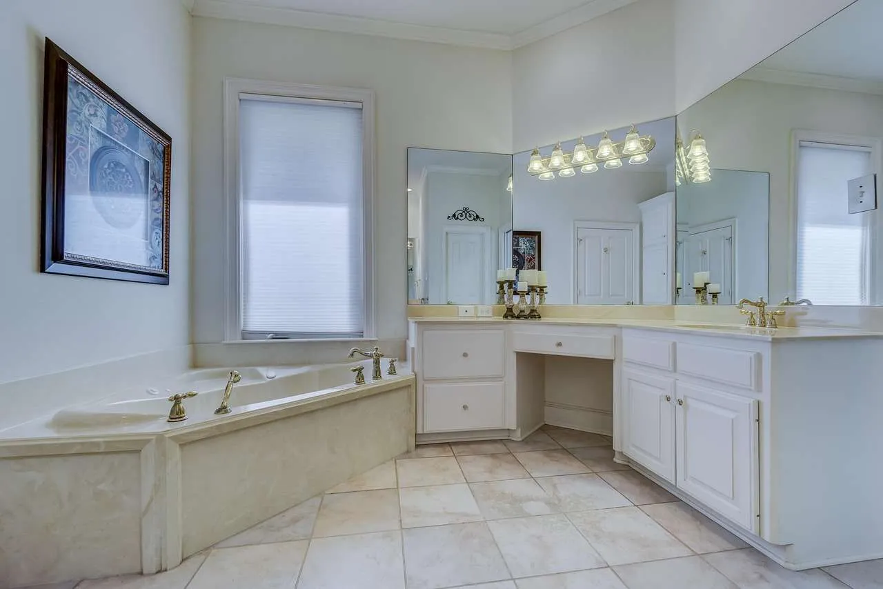 Bathroom Decor: Styles, Color Schemes & Tips